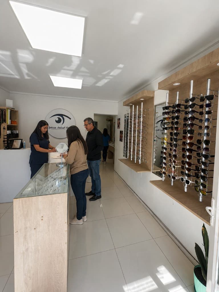 Recepción de Óptica Salud Visual con mostrador y monturas en Ovalle